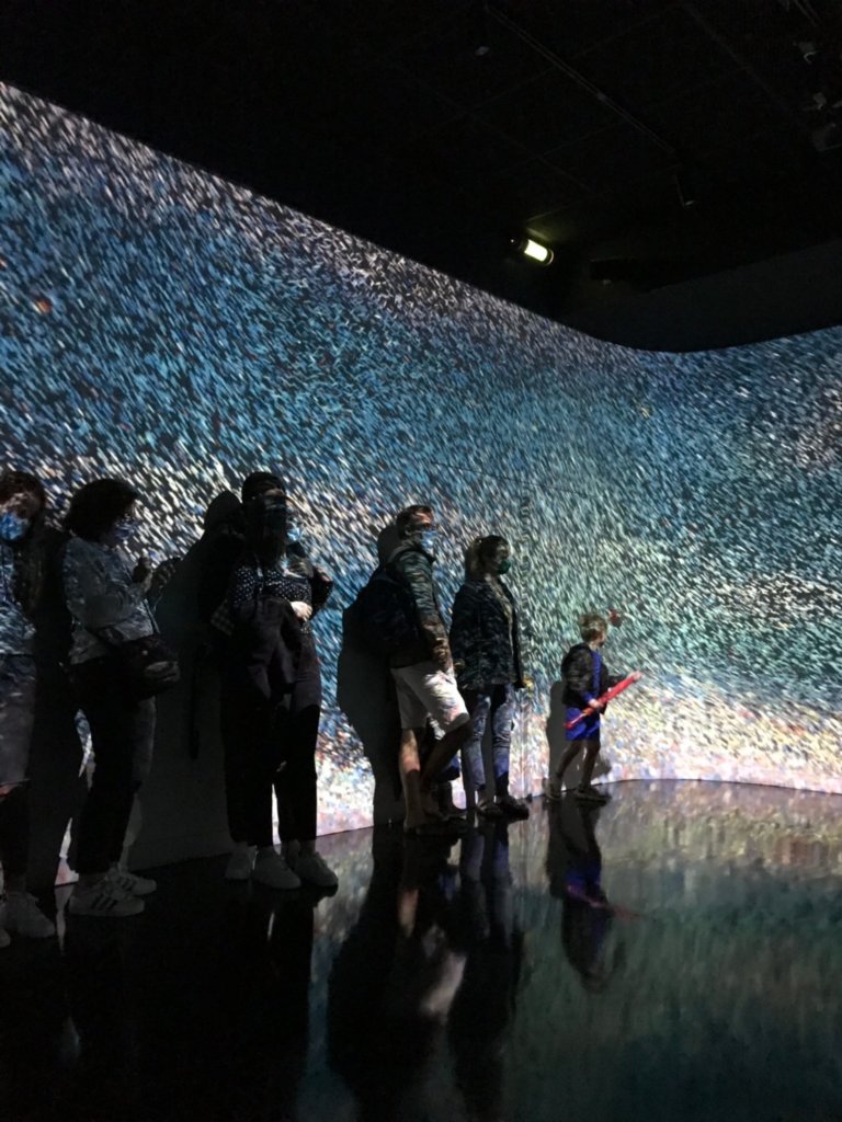 L’ATELIER DES LUMIÈRES、アトリエ・デ・ルミエール、パリ、デジタルアート、美術館世はデジタル戦国時代。様々なアート施設もデジタル導入を急がされる中