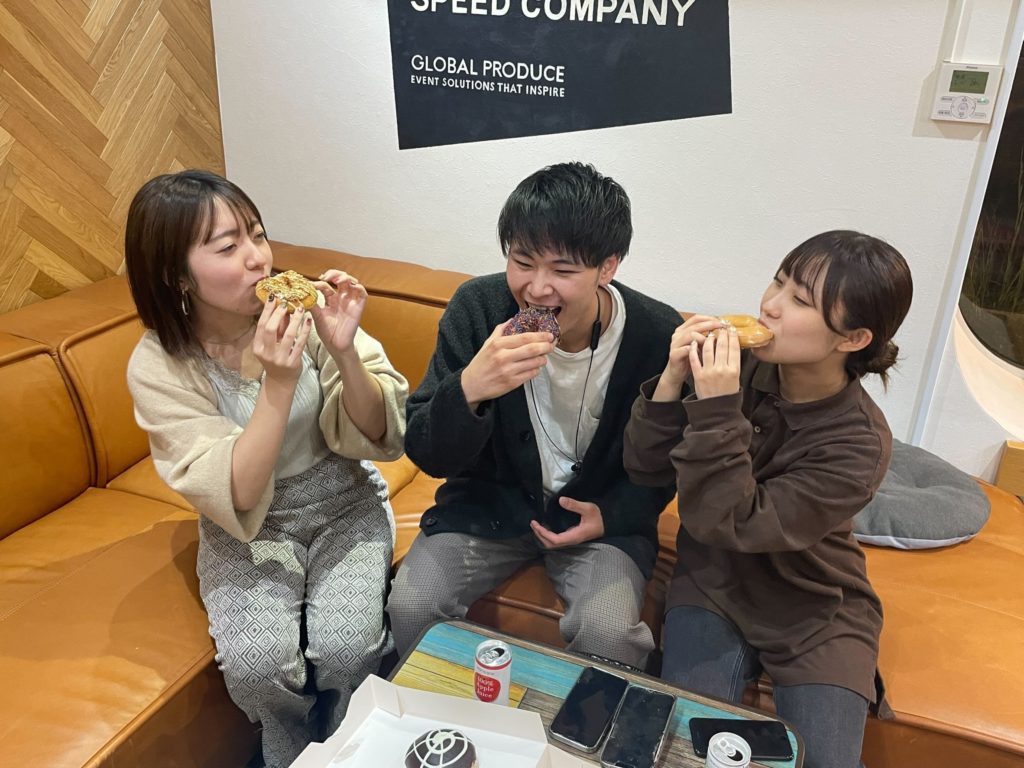 ドーナツを食べるGP社員