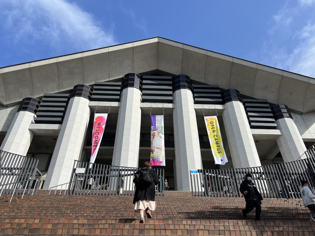 美術館のような外観の大学