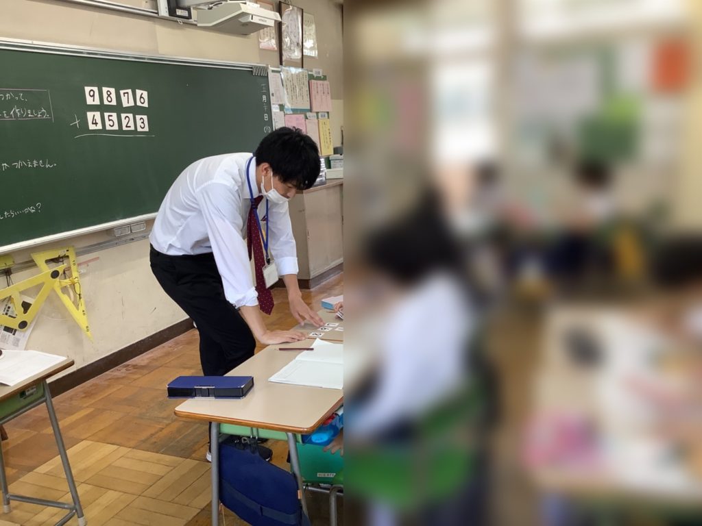 小学校　先生　教室