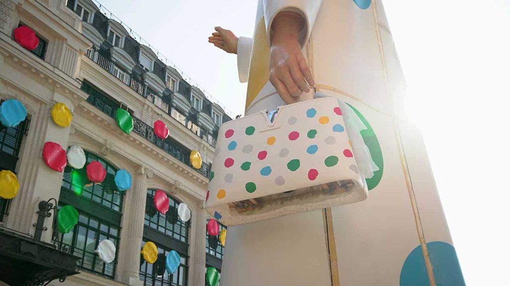 ルイヴィトン Louis Vuitton 草間彌生 巨大人形 パリ