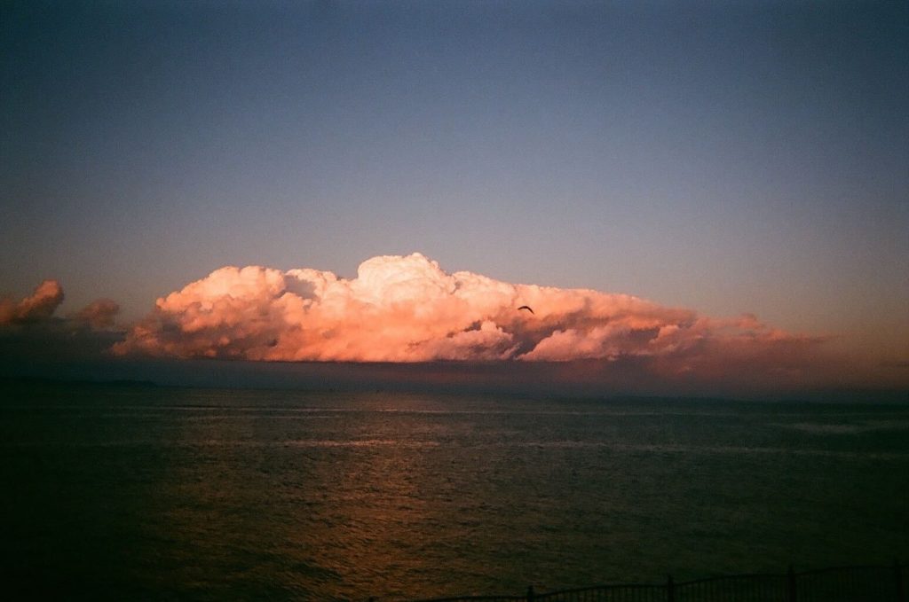 写ルンですで撮影　夕焼け　雲　海　空