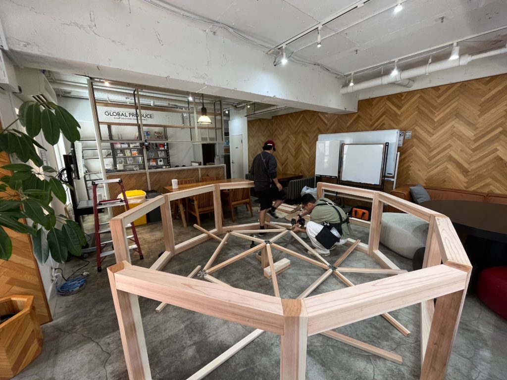 ドーム 設置中 作業中