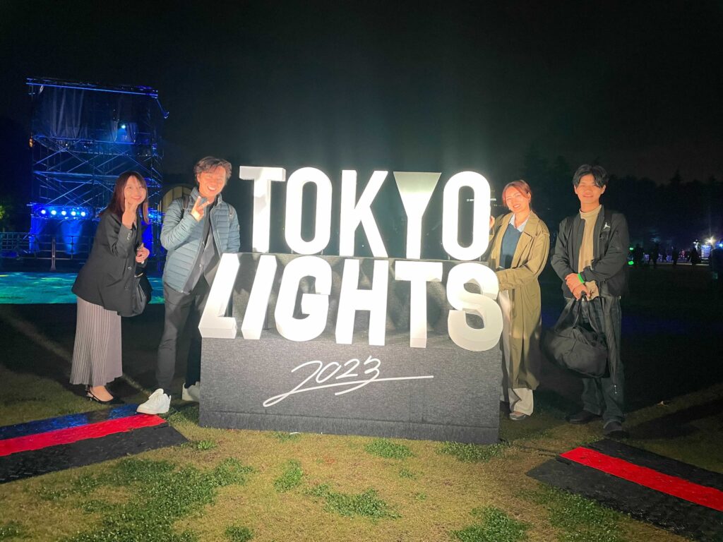 TOKYO LIGHTS ロゴとの写真